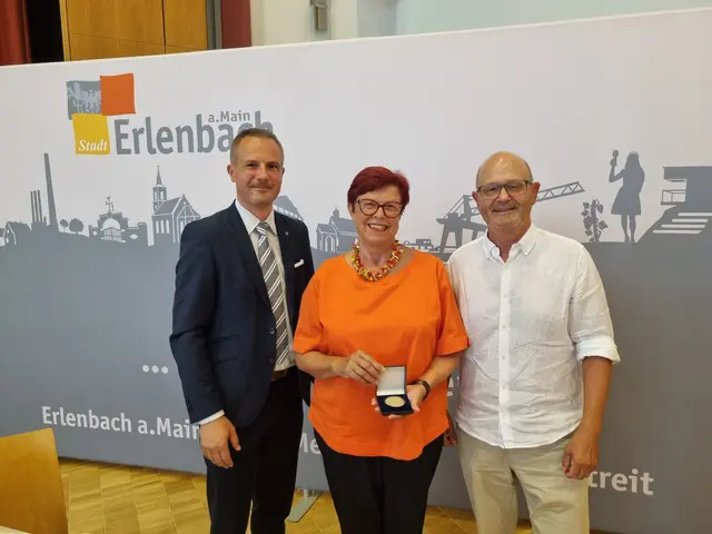 v.l.n.r.: Erster Bürgermeister Christoph Becker, Petra Münzel, Altbürgermeister Michael Berninger | Foto: Stadt Erlenbach a. Main