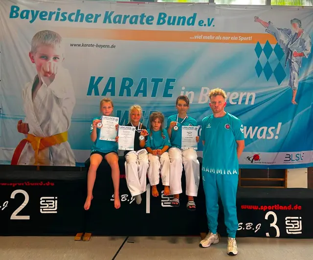 Bild zeigt: Dhammika - Wettkämpferinnen und Trainer Oleg Osijuk | Foto: Natalja Kindsvater