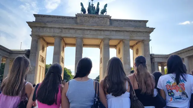 Das Brandenburger Tor begeistert die Schülerinnen und Schüler. | Foto: Isabell Senfleben