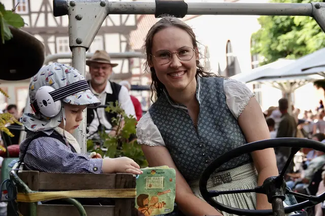 Die Vorfreude ist ein generationsübergreifendes Gefühl.
Der Besuch ist ein Ritual.
Die Erinnerung ist ein Schatz.

Die Michaelismesse ist ein Stück Miltenberger Seele – und die Kindheiten von 1950 bis 2026 sind ihre leuchtenden Kapitel.