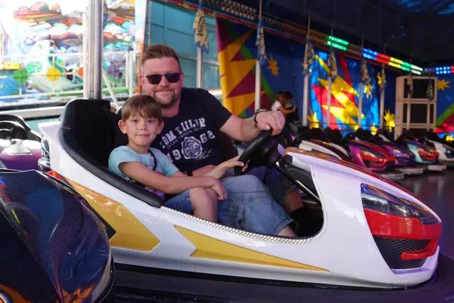 Vater und Sohn im Autoscooter 