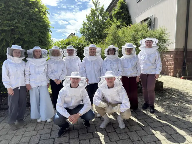 Die Auszubildenden besuchten im Rahmen des Austauschs die Lehr- und Erlebnisimkerei „Schmitt´s Bienengarten“ in Limbach.

 | Foto: Landratsamt Neckar-Odenwald-Kreis