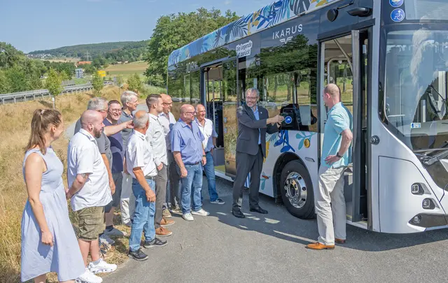 Der von der Firma OMNY getestete Elektrobus stieß bei den Teilnehmenden eines Austauschs zur Elektromobilität im ÖPNV auf reges Interesse.  | Foto: Winfried Zang