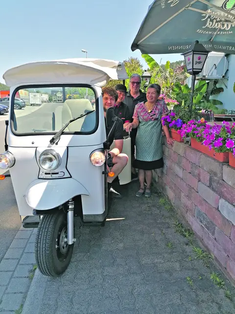 Von links: Robin Winter, Anan Kamkerd, Matthias Winter und 
Sunantha Weis und das hauseigene TukTuk zur Gästebeförderung..