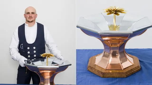 Spengler-Meister Laurin Gutfleisch mit seinem „Meisterbrunnen“. Foto: Handwerkskammer für Unterfranken