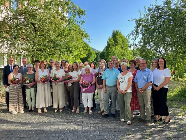 Bildunterzeile: Jüngst wurden fünf Mitarbeiterinnen der Neckar-Odenwald-Kliniken für ihr 25- bzw. 40-jähriges Jubiläum geehrt. Außerdem wurden acht Mitarbeiterinnen in den Ruhestand verabschiedet.

 | Foto: Neckar-Odenwald-Kliniken