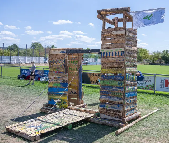Eine Zugbrücke, die man hochziehen konnte, gab einen Eindruck, wie die Menschen früher in die Burgen kamen.  | Foto: Winfried Zang