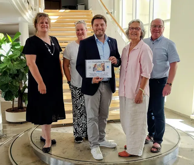 525 Unterschriften nimmt Landrat Björn Bartels (Mitte) von Mitgliedern der Projektgruppe Pflege entgegen: v.l. Anja Kirchschlager, Jutta Schlowak, Sabine Zuber und Marcus Schuck. | Foto: Foto: KAB sozial &amp; gerecht