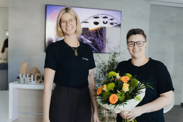 Svenja Leis (rechts) hat ihre Ausbildung im News Verlag zur Mediengestalterin Digital und Print erfolgreich abgeschlossen. Links im Bild Annika Aulbach, Teamleiterin von News Creativ.   | Foto: News Creativ  