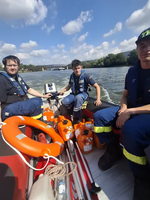 Ausbildung an der Bedienung des Außenbordmotors. | Foto: THW Miltenberg