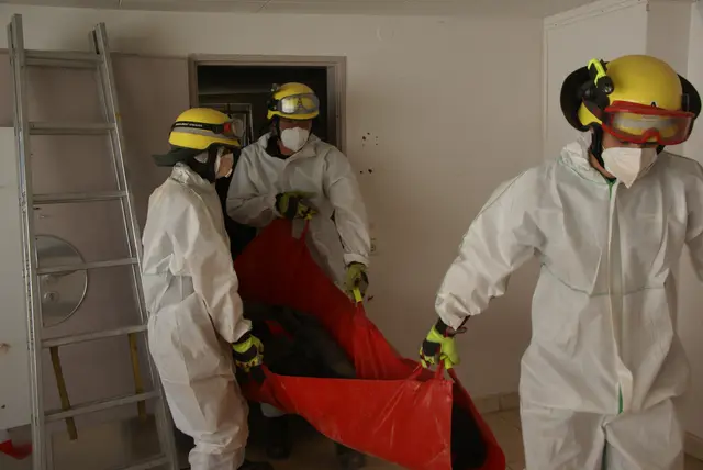 Der Patient wird mit Hilfe des Bergetuches abtransportiert | Foto: THW Miltenberg