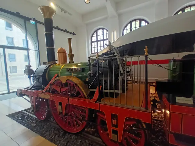 Im DB-Museum Nürnberg, konnte der Adler neben einem modernen ICE bestaunt werden. | Foto: THW Miltenberg