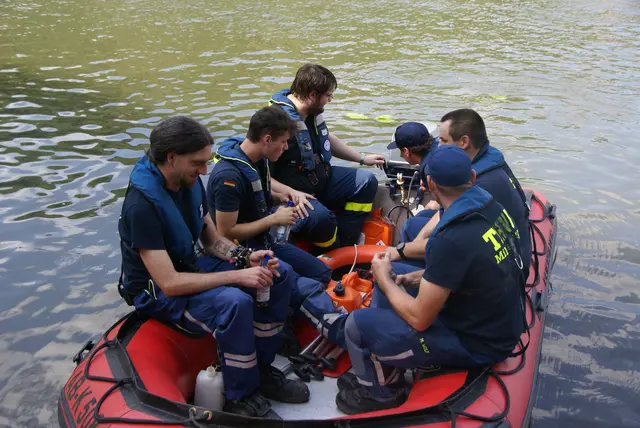 Und los geht es, der Außenbordmotor ist startklar und wartet nur noch auf das Kommando zum ablegen. | Foto: THW Miltenberg
