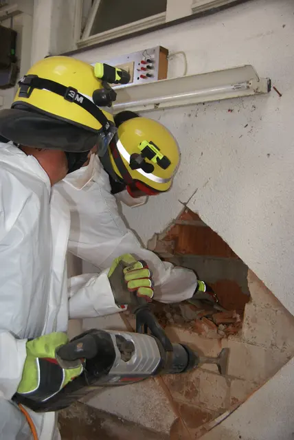 Teamwork beim Mauerdurchbruch. | Foto: THW Miltenberg