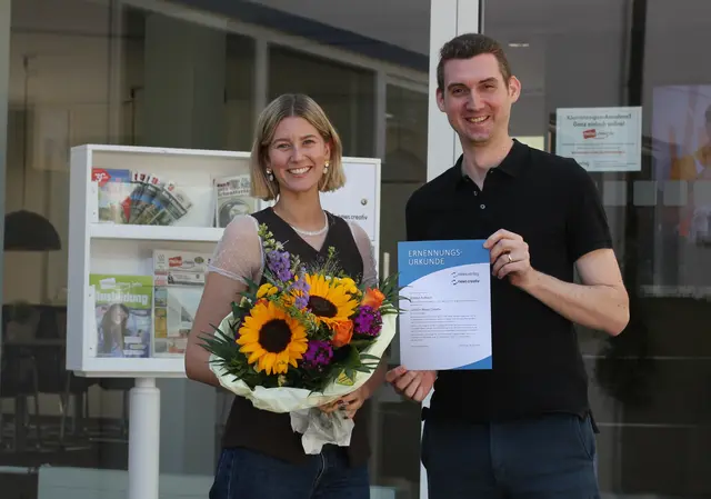 Annika Aulbach wurde Ende Juli 2026 zur Teamleiterin von News Creativ ernannt. Es gratuliert André Rüttiger, Geschäftsführer des News Verlags in Miltenberg. | Foto: News Creativ