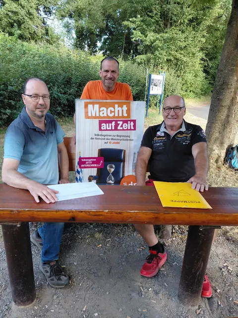 Manfred  Knippel,Marco Schneider und Wolfgang Winter sind unterwegs und sammeln für die Initiative "Macht auf Zeit"  | Foto: ÖDP