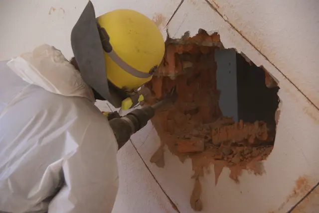 Ein Durchbruch wird mit Hilfe des Bohr- und Aufbrechhammers hergestellt. | Foto: THW Miltenberg