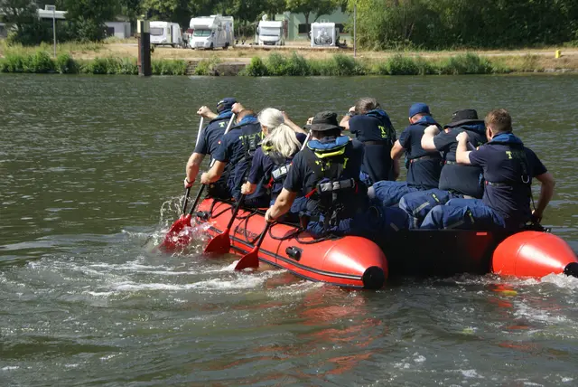Beim anderen Boot stand die manuelle Fortbewegung auf dem Wasser im Vordergrund. | Foto: THW Miltenberg