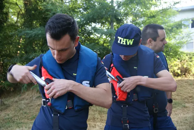 Die Rettungswesten werden auf deren Funktionstüchtigkeit überprüft. | Foto: THW Miltenberg