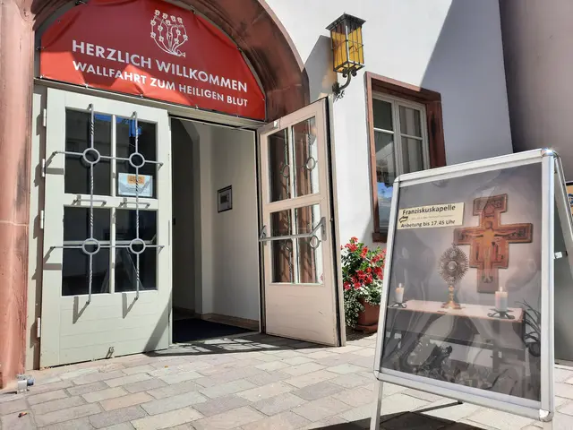 Ein Plakatsteller vor dem katholischen Gemeindezentrum in der Burgstraße, direkt neben der Wallfahrtsbasilika, weist auf die Anbetung in der Franziskuskapelle hin. | Foto: Achim Dörr