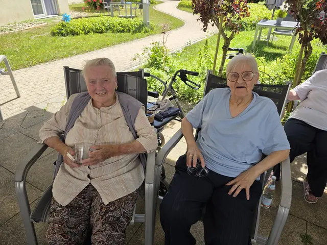 Ida und Siglinde Schaub genießen Eistee und ein kühles Fußbad am ASB Seniorenzentrum in Buchen.
 | Foto: ASB Region Heilbronn-Franken