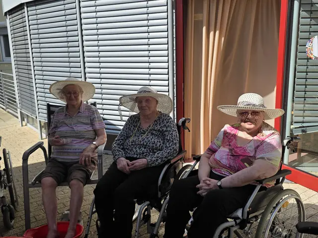 Genießen die Sommertage bei Eis und Fußbad: Die Bewohner:innen des ASB Seniorenzentrums am Rühlingshof in Buchen. | Foto: ASB Region Heilbronn-Franken