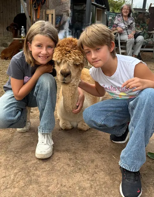 Lea und Marie gefällt es gut bei den Alpakas | Foto: AWO Kreisverband