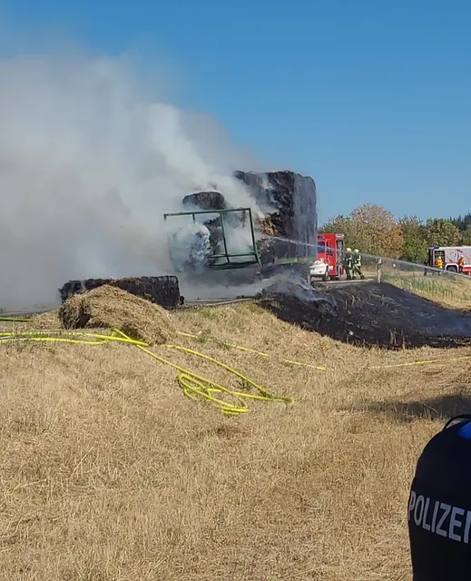 Heuballenbrand auf landwirtschaftlichem Anhänger bei Hassenroth. | Foto: Polizei