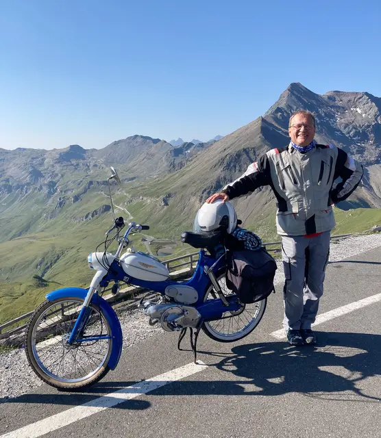 Auf der Edelweiß-Spitze mit 2571 m - über 1700 Höhenmeter hochgeknattert.                 Foto: Martin Hahn