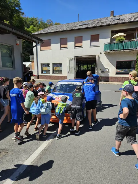 Erst mal gemeinsam das Rennauto in den Schatten. | Foto: Arno Neuberger