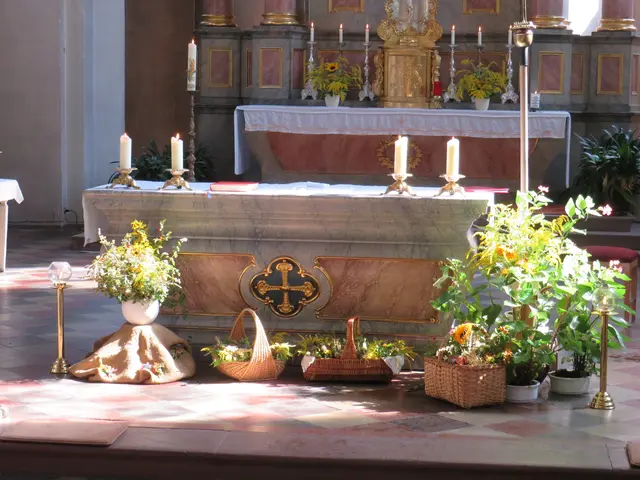 Herrlich duftender Kräuter- und Blumenschmuck vor dem Altar in der Klosterkirche am 15.08.26 | Foto: Nina Reuling