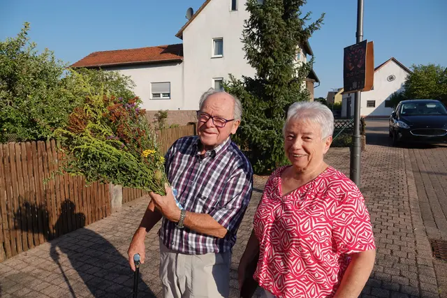 
Das Ehepaar Bundschuh auf dem Weg zum Feiertagsgottesdienst in Umpfenbach.
 Foto Roland Schönmüller 

