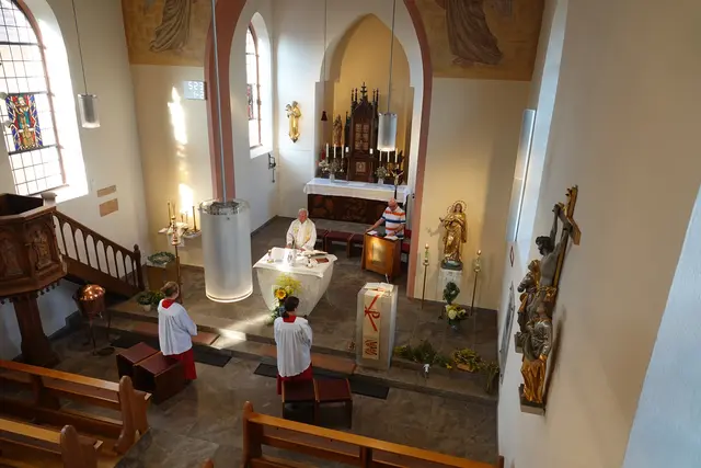 
In der katholischen Kirche St. Philippus und St. Jakobus in Umpfenbach feierte Pfarrvikar Krzysztof Winiarz den Gottesdienst zu Mariä Himmelfahrt und segnete die mitgebrachten Kräuterbüschel, die im Volksmund als „Wurzberde“ bekannt sind. Foto Roland Schönmüller 
