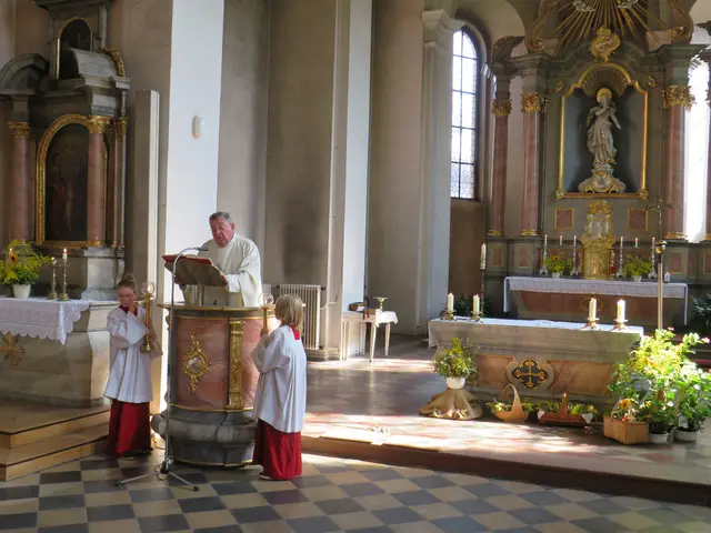 Pfarrer Toni Wolf verkündigt das Evangelium | Foto: Nina Reuling