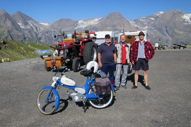 Gruppenfoto: Mit dem Bulldog nach Italien.   Foto: Martin Hahn