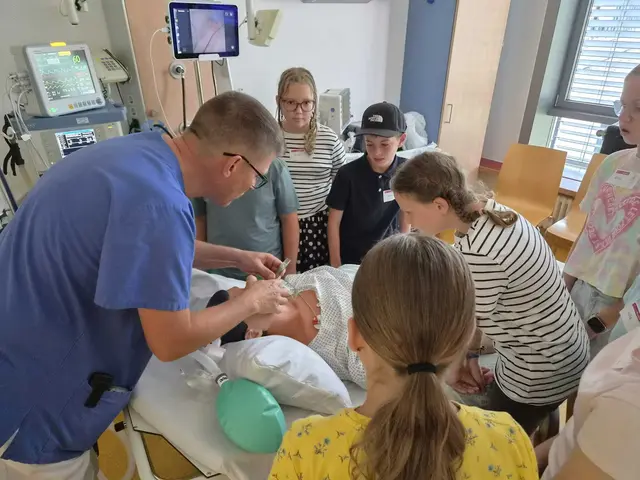 Ärztinnen und Ärzte der Neckar-Odenwald-Kliniken zusammen mit Teilnehmerinnen und Teilnehmer der „Jungen Medizin“ der Neckar-Odenwald-Kliniken.

 | Foto: Neckar-Odenwald-Kliniken