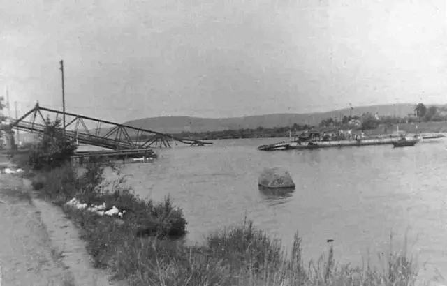 Die eingestürzte Mainbrücke | Foto: Archiv HVV, private Sammlung