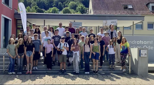 Vertreter der erfolgreichen Klassen des bundesweiten Nichtraucher-Wettbewerbs „Be Smart – Don’t Start“ vor dem Landratsamt in Mosbach.

 | Foto: Landratsamt Neckar-Odenwald-Kreis