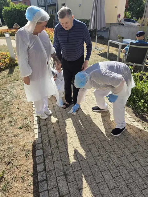 Füße einschäumen? Gern! Das ASB-Team aus Buchen beim witzigen Spiel mit kühlenden Angeboten. | Foto: ASB Region Heilbronn-Franken