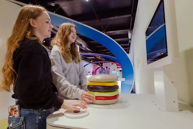 Ein Rindfleisch-, Insekten- oder Veggie-Patty? Am Exponat des Bundeszentrums für Ernährung können Gäste ihren Lieblingsburger belegen und lernen, wie sich das Essen auf Körper und Umwelt auswirkt.
 | Foto: Foto: Ilja C. Hendel / Wissenschaft im Dialog, CC BY-NC 4.0