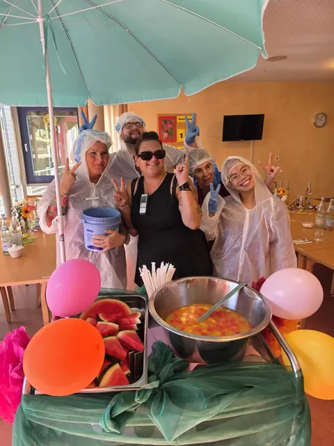 Das "Waschanlagen-Team" des ASB an der "Getränke-Tankstelle" mit alkoholfreier kalter Bowle. | Foto: ASB Region Heilbronn-Franken