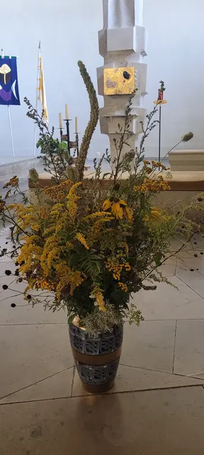 Kräuterbüschel - Blumenschmuck in der St.-Pius-Kirche zum Fest Maria Himmelfahrt