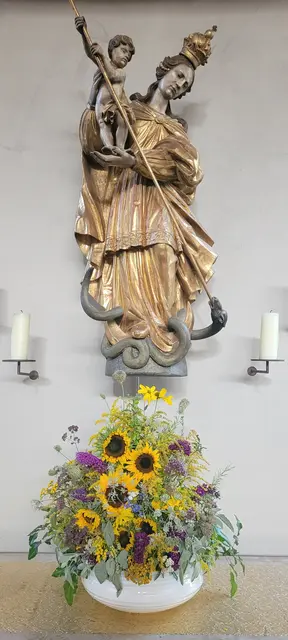 Blumenschmuck zum Fest Maria Himmelfahrt am Marienaltar der St.-Pius-Kirche