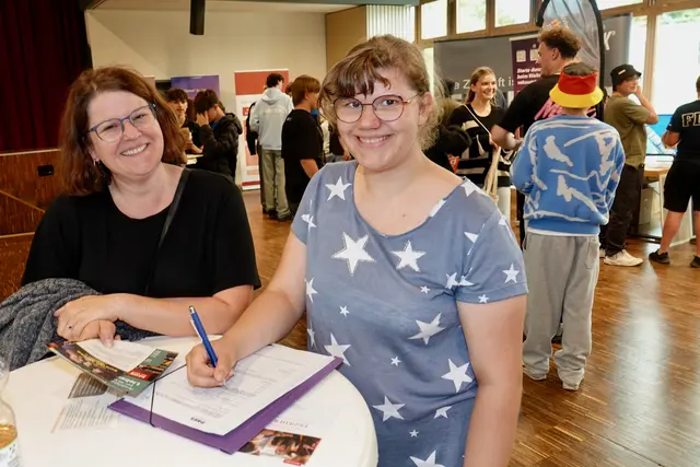 
Der 1. September 2026 markiert mehr als nur den Beginn eines neuen Ausbildungsjahres – er steht für Aufbruch, Zuversicht und die stille Kraft junger Menschen, die bereit sind, ihre Zukunft selbst zu gestalten. Mit jedem Vertrag, jedem ersten Arbeitstag, jedem neugierigen Blick in eine Werkstatt, ein Büro oder ein Labor wächst die Region ein Stück weiter in Richtung Zukunft.

Die Betriebe zeigen, dass sie Vertrauen haben: Vertrauen in Talente, in Lernbereitschaft, in die Energie einer Generation, die nicht nur fragt, wie etwas funktioniert, sondern warum es wichtig ist. Und die Jugendlichen beweisen, dass sie bereit sind, Verantwortung zu übernehmen, Neues auszuprobieren und sich mit Herz und Verstand einzubringen.

So wird der Ausbildungsbeginn 2026 zu einem gemeinsamen Versprechen:
Dass Unternehmen und Auszubildende einander brauchen, dass Entwicklung nur im Miteinander gelingt und dass jeder Start – ob noch unsicher oder schon voller Tatendrang – ein Schritt in eine gute Richtung ist.

Es ist ein Anfang, der Mut macht. Ein Anfang, der zeigt, dass Zukunft nicht irgendwann kommt, sondern genau jetzt beginnt.

