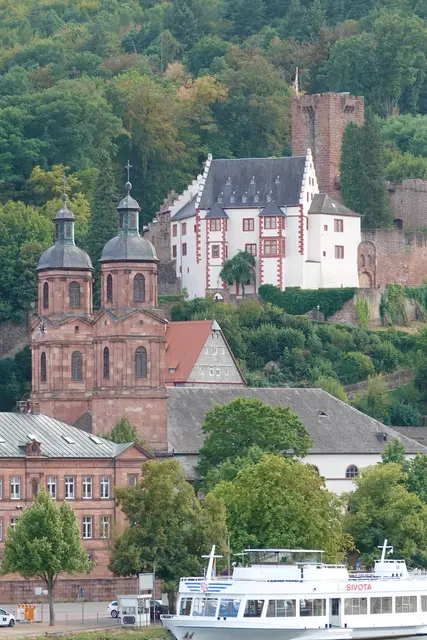 18
Die Burg über der Stadt, die den Main betrachtet wie ein alter Freund. Wer hinaufsteigt, sieht
Miltenberg in seiner ganzen Weite.
A) Mainburg
B) Schnatterburg
C) Mildenburg