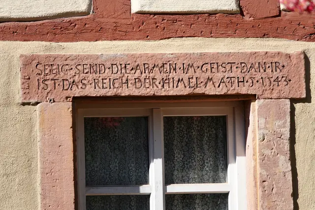 6
Eine Gasse zwischen Altstadt und Main führt zu einem stillen Platz mit Brunnen, zu einem
Fachwerkbau nebst geheimnisvollem Bibelspruch an einem Fensterrahmen: „Selig sind
die…“. Es ist eine Erinnerung an Fürsorge, an Heilung und an ein altes Hospital.
A) Klostergasse
B) Spitalgasse
C) Turmgasse