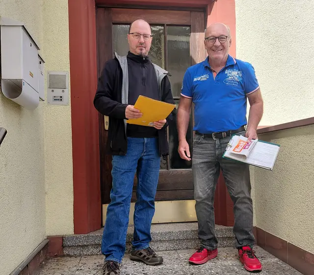 ÖDP-Kreisrat Wolfgang Winter rechts und Ausschussmitglied Manfred Knippel links beim sammeln,gaben das
Startsignal für die heiße Phase der Unterschriftensammlung „Macht auf Zeit!“.  | Foto: Wolfgang Winter