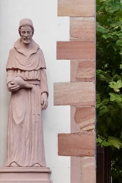 3 
Welche neuzeitliche Heiligenfigur steht vor der Klosterkirche nahe am Eingangsportal? 
A) Jakobus 
B) Franziskus
C) Johannes der Täufer