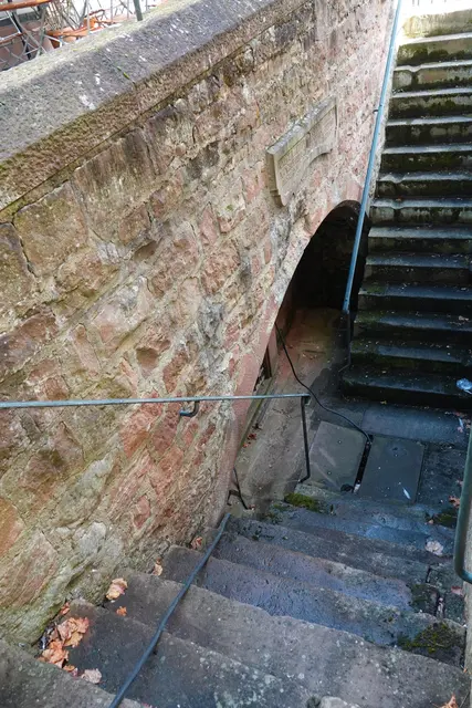 13
Ein Brunnen mit Stufen, als würde das Wasser selbst hinaufsteigen wollen. Unweit des alten
Rathauses steht er und beobachtet die Menschen, die vorbeiziehen wie Jahreszeiten.
A) Melusinen-Brunnen
B) Staffelbrunnen
C) Höllenbrunnen