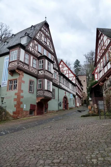 22
Ein Volk, das Spuren hinterließ, die heute noch glimmen wie Funken unter Asche. In und um
Miltenberg und sowie bei Bürgstadt findet man sie, wenn man genau hinsieht ... und Exponate in hiesigen Museen.
A) Goten
B) Kelten
C) Angel-Sachsen